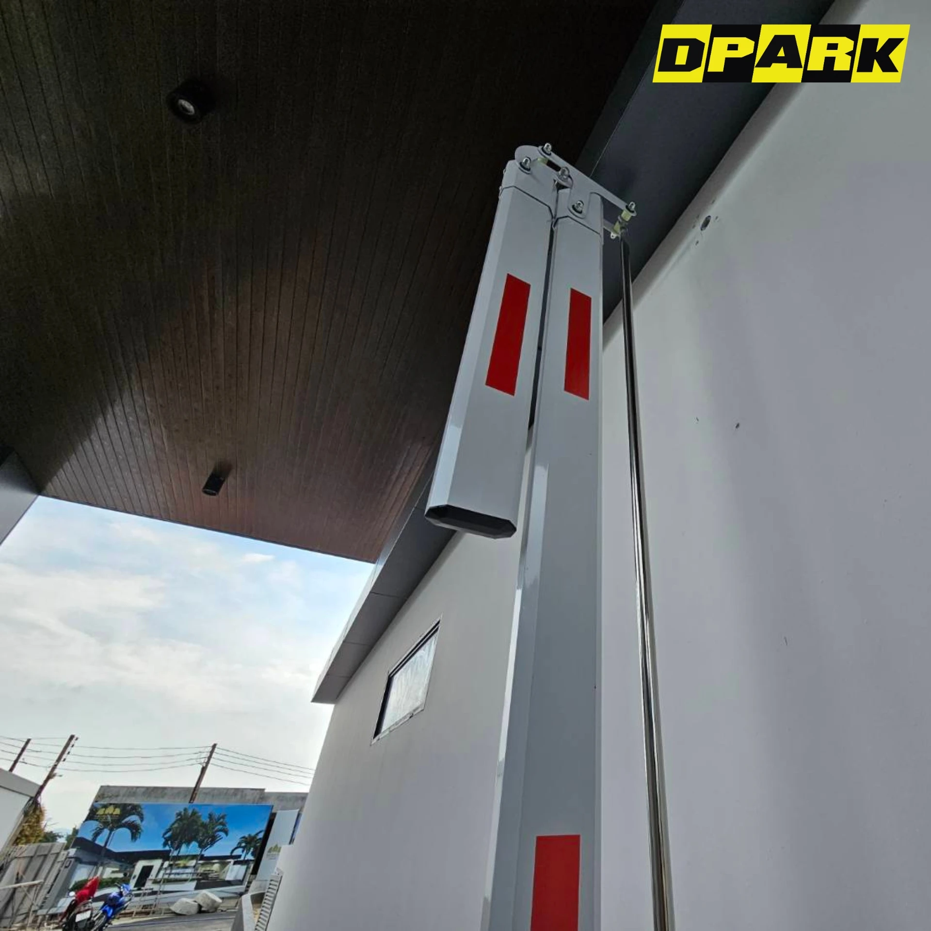 ไม้กั้นรถยนต์ ชลบุรี ติดตั้งชิดผนัง ช่องทางเข้าแคบ ใต้ชายคา