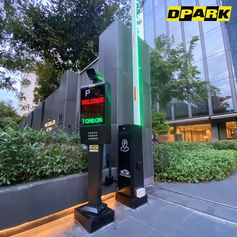 แขนกั้นไฟ LED สีเขียว พร้อมกล้อง LPR หน้าอาคารคอนโด ต้นสน วัน เรสซิเดนซ์