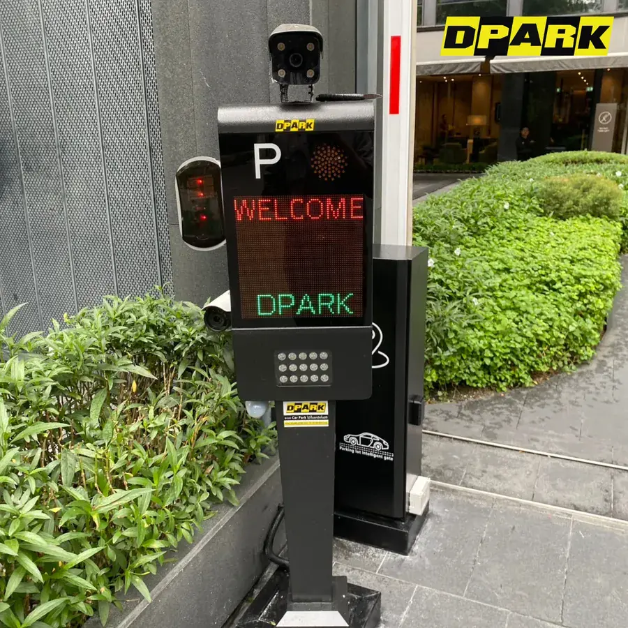 เสา LPR พร้อมป้ายแสดงผล WELCOME หน้าเลนไม้กั้นคอนโด ต้นสน วัน เรสซิเดนซ์