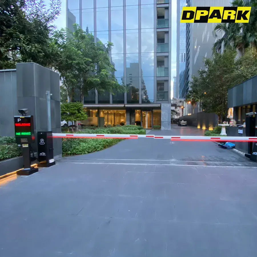 มุมกว้างทางเข้า–ออกหลัก พร้อมแขนกั้นคอนโด Tonson One Residence